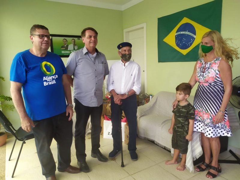Bolsonaro almoçou na casa do deputado federal Coronel Armando (azul) e passou cerca de uma hora no local &#8211; Foto: Divulgação/ND