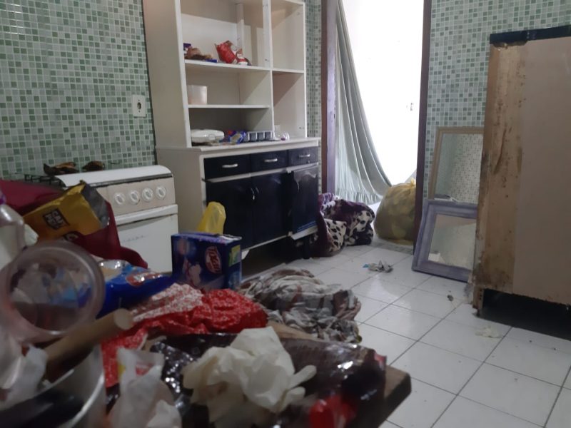 A casa onde ocorreu o crime estava bastante bagunçada, com objetos espalhados por todo o imóvel.