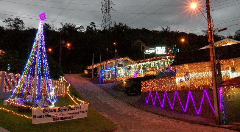 FOTOS: decoração de Natal em Blumenau tem casa mais iluminada do Brasil
