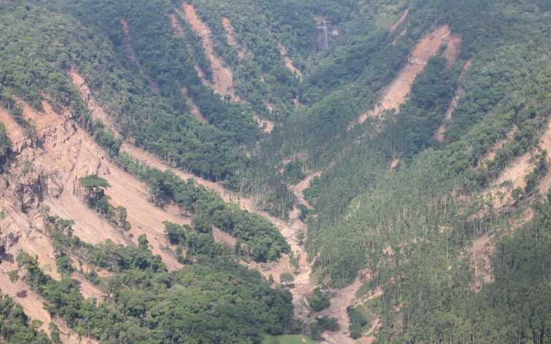 Encostas no munic&iacute;pio de Rio do Sul que demonstram a intensidade do evento – Foto: Divulga&ccedil;&atilde;o / Defesa Civil SC