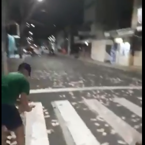 Várias pessoas foram flagradas pegando dinheiro das ruas de Criciúma – Foto: Reprodução/Redes Sociais