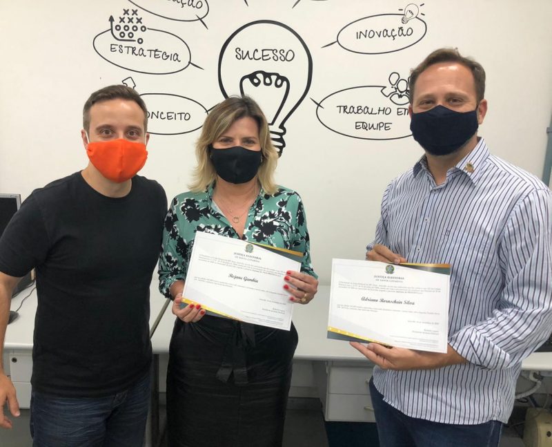 Adriano Silva e Rejane Gambin receberam os diplomas de Vinicius Loss – Foto: Divulga&ccedil;&atilde;o/ND