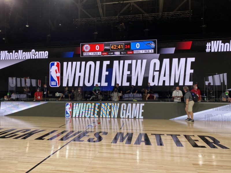 Depois de quatro meses de paralisação, a NBA retomou a temporada regular no dia 30 de julho em uma “bolha” montada em Orlando, no parque da Disney. Sem público, as partidas foram realizadas em três quadras no ESPN Wide World os Sports Complex, na Disney. O formato foi alterado e apenas as equipes que ainda tinham chances de classificação foram para a bolha, que teve investimento pesado. Os atletas ficaram isolados em seus quartos antes mesmo de ter acesso ao complexo montado. Testes eram realizados periodicamente e, nos casos positivos, os atletas foram isolados e só liberados após a negativa em testes que eram realizados diariamente – Foto: NBA/Divulgação