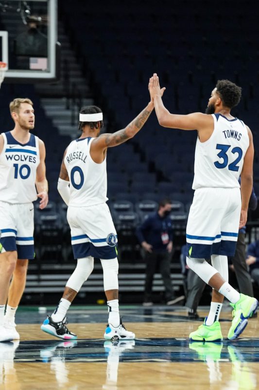 Russel e Towns se cumprimentando durante jogo