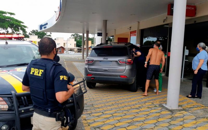 Momento em que família chegou ao hospital – Foto: PRF/Divulgação/ND