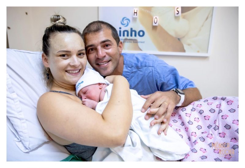 A mãe Maria Eduarda, o pai Juliard e a filha Ísis. – Foto: Arquivo Pessoal/ND