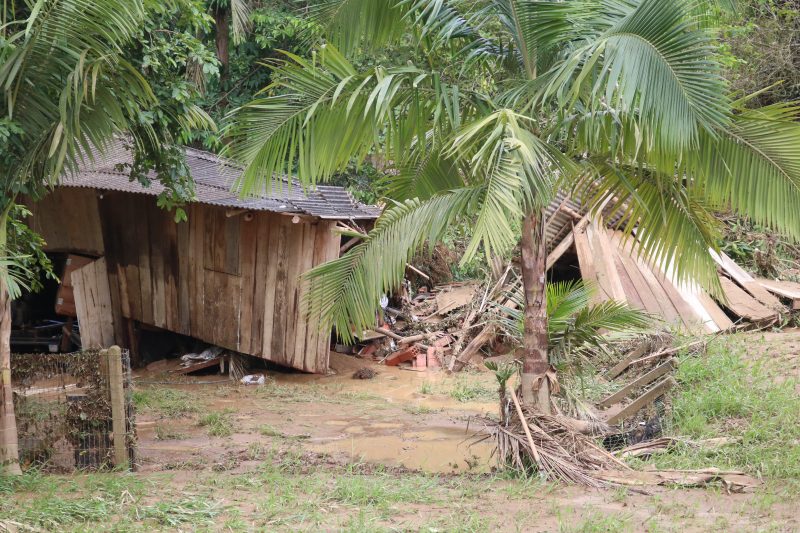 Casa que sofreu com deslizamentos