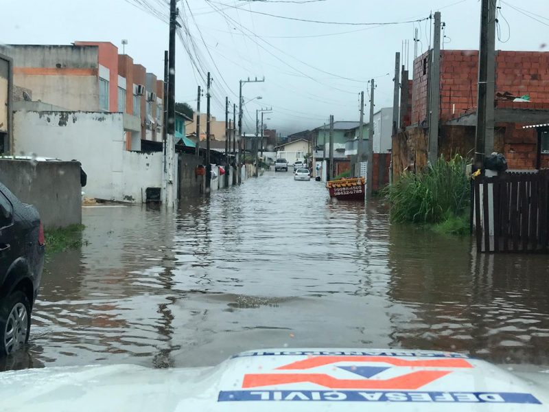 Rua alagada no bairro Rio Vermelho – Foto: Defesa Civil/Divulgação