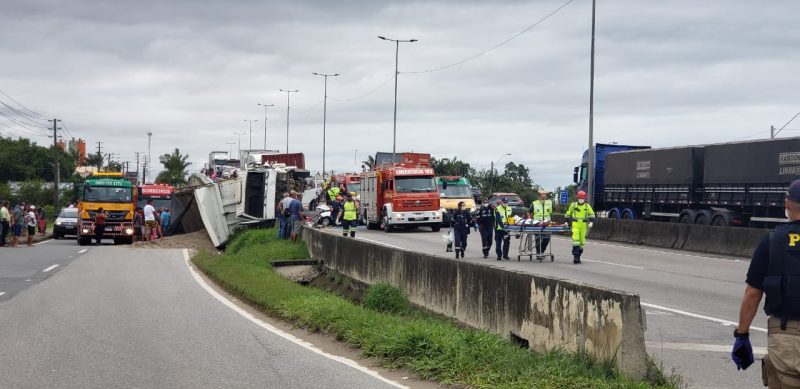 Uma das v&iacute;timas estava presa nas ferragens. – Foto: Corpo de Bombeiros
