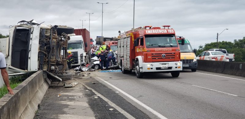 Acidente na Br-101, em Pi&ccedil;arras, deixa quatro feridos. – Foto: Corpo de Bombeiros