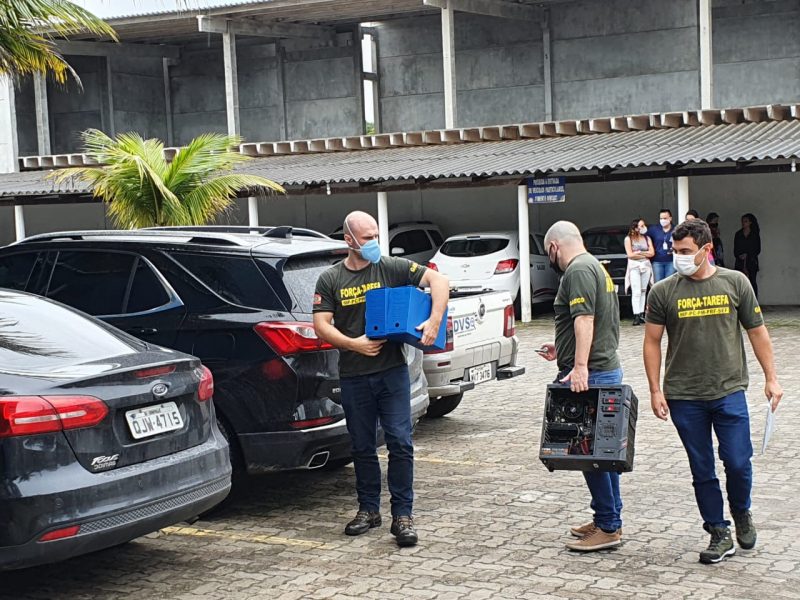 Agentes recolheram equipamentos de inform&aacute;tica para apurar provas – Foto: Divulga&ccedil;&atilde;o/ND