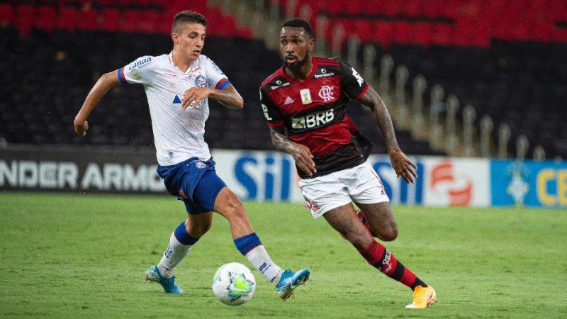Gerson e Ramirez disputam a bola durante a partida. O colombiano do Bahia teria ofendido Gerson com inj&uacute;ria racial – Foto: Alexandre Vidal/Flamengo