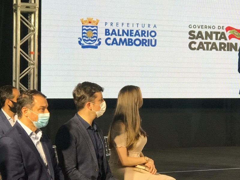 Governador assinou o contrato com a empresa respons&aacute;vel pelo alargamento da Praia Central de Balne&aacute;rio Cambori&uacute;