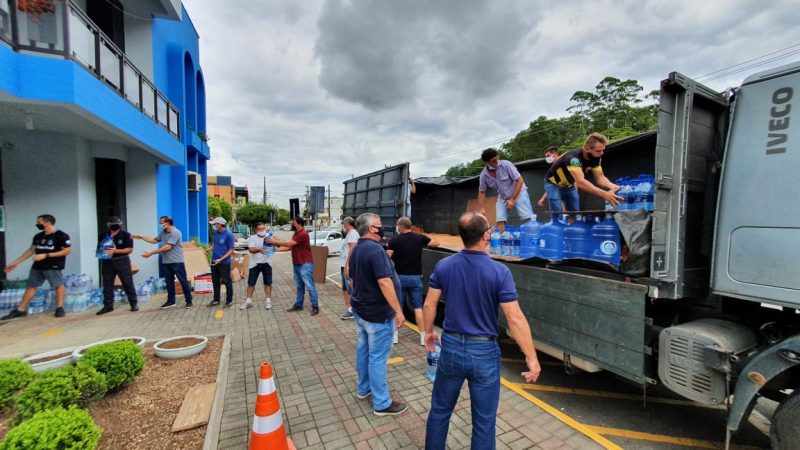 Servidores e volunt&aacute;rios carregaram os caminh&otilde;es nesta segunda – Foto: Divulga&ccedil;&atilde;o/ND