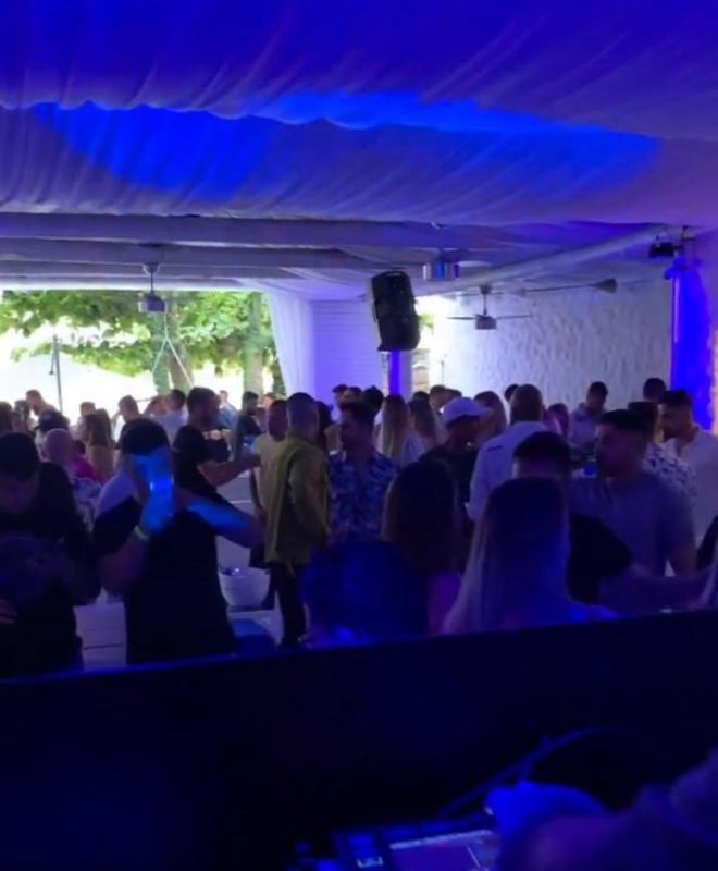 Em dezembro, houve registro de aglomeração em beach club na Guarda do Embaú, em Palhoça – Foto: Reprodução/Redes Sociais/ND