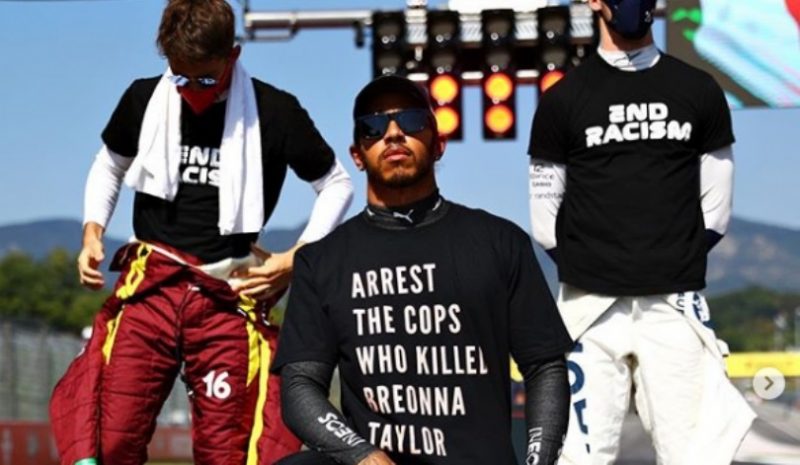 Na F-1, Lewis Hamilton fez diversos protestos e, um deles, pedindo a prisão dos policiais que assassinaram Breonna Taylor dentro do próprio apartamento, em Louisville, em março deste ano – Foto: Reprodução/Redes Sociais