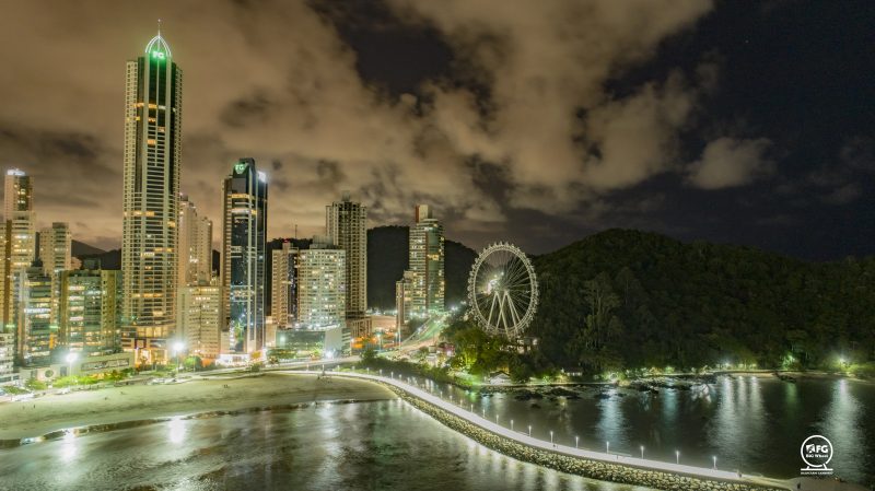 A atra&ccedil;&atilde;o tem a vista privilegiada da Mata Atl&acirc;ntica, do mar e da orla de Balne&aacute;rio Cambori&uacute;. – Foto: Assessoria FG Big Wheel/Divulga&ccedil;&atilde;o