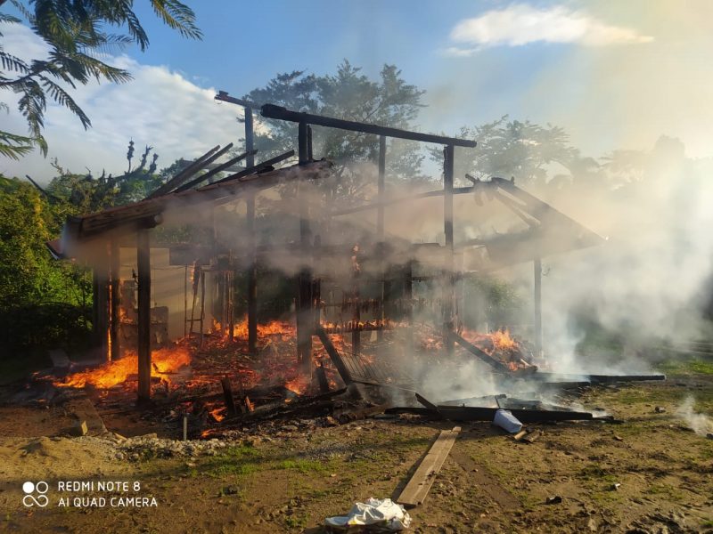 Casa foi totalmente consumida pelas chamas – Foto: Corpo de Bombeiros Militar/Divulga&ccedil;&atilde;o