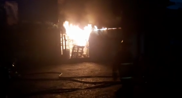 Inc&ecirc;ndio destruiu parcialmente os fundos de uma pizzaria – Foto: Ricardo Alves/NDTV