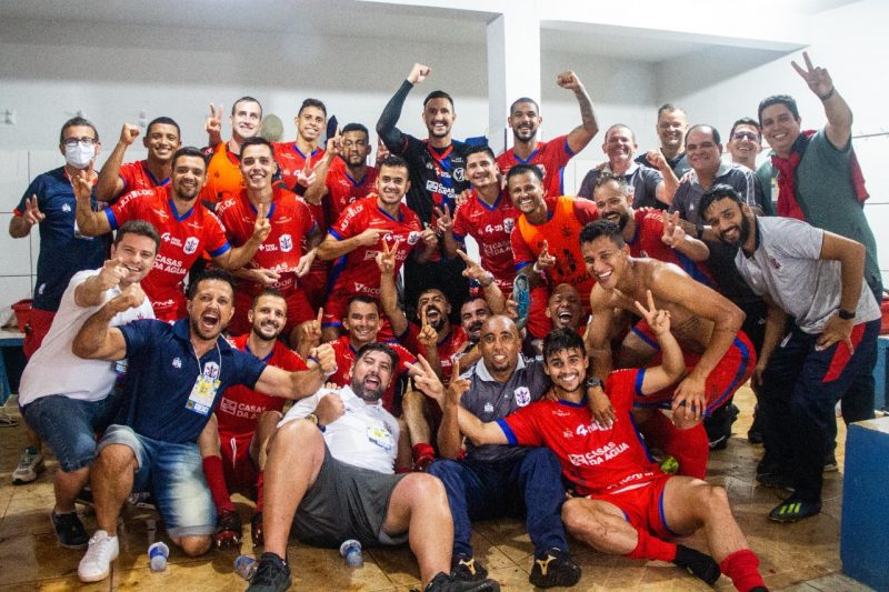 Jogadores e comissão técnica comemoram classificação – Foto: Bruno Golembiewski/Marcílio DIas