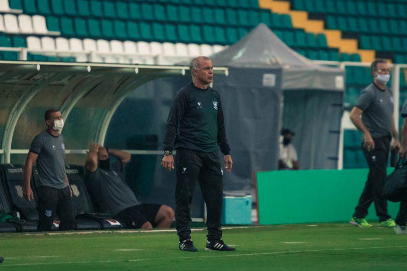 T&eacute;cnico Jorginho, com a Covid-19, est&aacute; fora do duelo em It&aacute;polis; outros tr&ecirc;s integrantes da comiss&atilde;o t&eacute;cnica est&atilde;o infectados em mais um surto nos corredores do est&aacute;dio Orlando Scarpelli. – Foto: Patrick Floriani/FFC