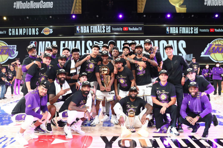 11 de outubro de 2020. Esse foi o dia que o Los Angeles Lakers venceu o 17º campeonato e se igualou ao Boston Celtics como os maiores campeões da história da Liga. Comandado por LeBron James e em um ano emblemático após a morte de um de seus principais ídolos, o Lakers venceu o Miami Heat por 4 a 2 e conquistou o título que não vinha desde 2010, quando Kobe comandou a equipe angelina rumo ao título – Foto: NBA/Divulgação