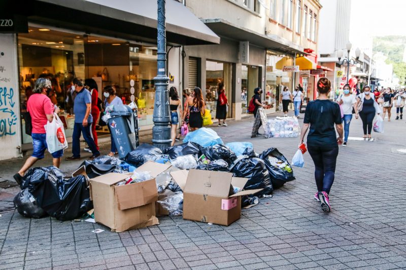 Calçada do Centro com muito lixo no chão