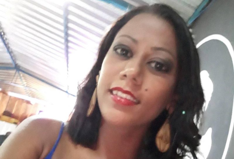 Fotografia de Marisa Oliveira, esfaqueada pelo marido. É uma mulher jovem, morena, cabelos na altura dos ombros. Usa batom e brincos.