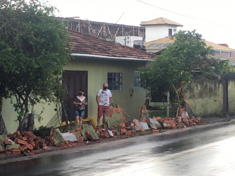 Muro de casa acabou caindo devido ao forte volume de chuva – Foto: Ana Vaz/NDTV