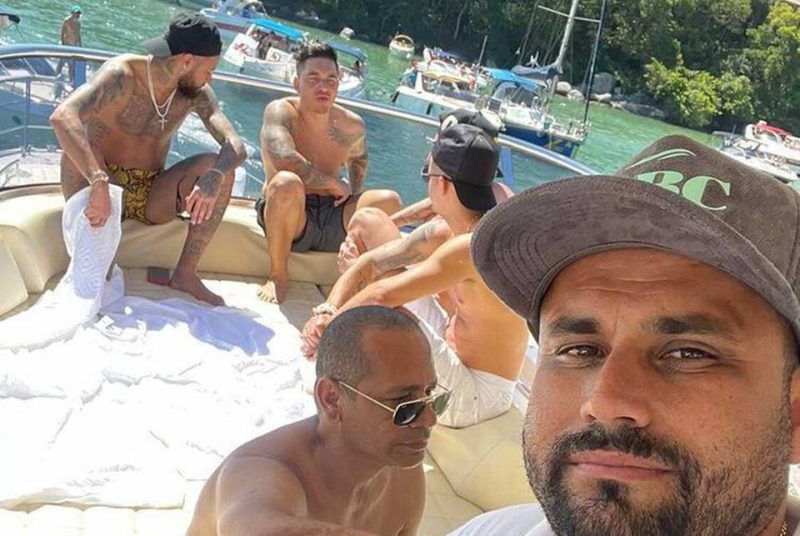 Jogador Neymar com amigos em Santa Catarina