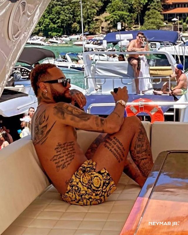 Neymar aproveitou o dia de sol em Porto Belo.