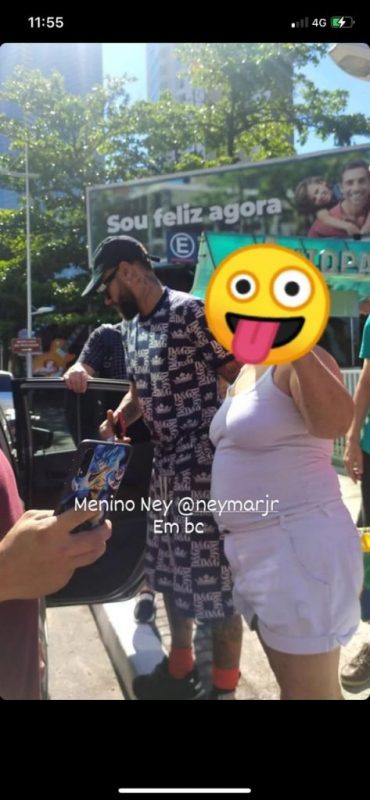 Neymar sendo tietado por fãs durante passagem por Santa Catarina – Foto: Reprodução