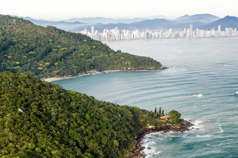 Praia de Laranjeiras, em Balneário Camboriú 