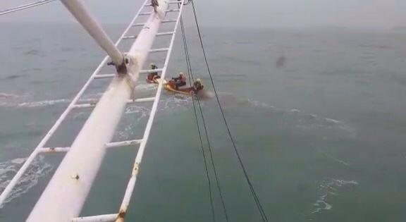 V&iacute;deo mostra resgate do corpo de pescador de Tijucas que morreu em alto mar, na costa do RS. – Foto: Reprodu&ccedil;&atilde;o/ND