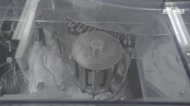 Ao todo 245 colaboradores atuam na Fábrica de Envase, conforme o governo paulista, para reforçar a equipe serão contratados outros 120. Somente nesta fábrica, 600 litros vão dar origem a 1 milhão de doses. – Foto: Reprodução