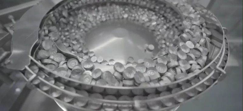 De acordo com governador de SP, João Doria, o instituto começou a produzir o imunizante na noite desta quarta-feira (9). Foram contratados 120 técnicos para auxiliar na produção da vacina, que será feita “24 horas por dia e 7 dias por semana”, aumentando sua capacidade de produção para 1,5 milhão de doses por dia. – Foto: Reprodução