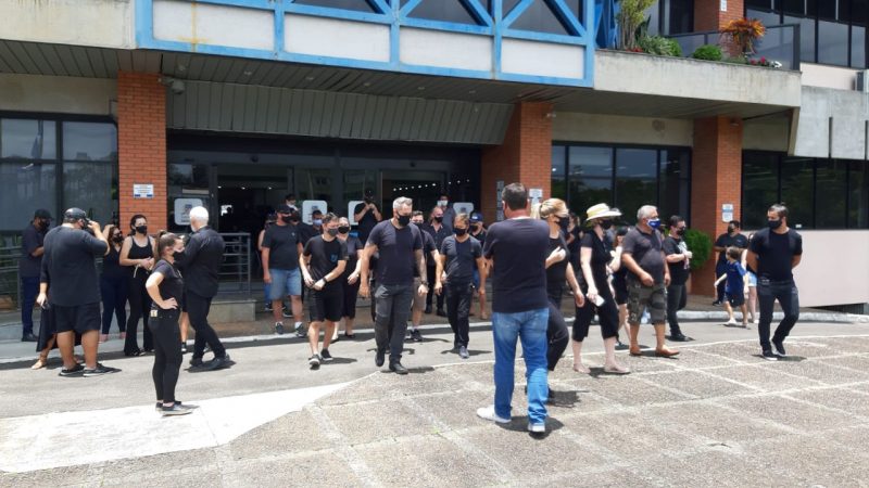 Profissionais fizeram carreata e se reuniram em frente &agrave; prefeitura – Foto: Thiago Bonin/NDTV