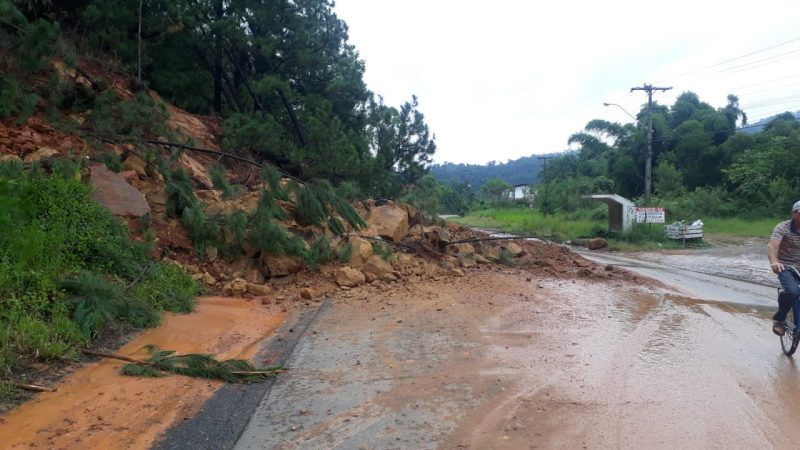 Queda de barreira na SC-350, em Aurora – Foto: PMRv/Divulga&ccedil;&atilde;o/ND