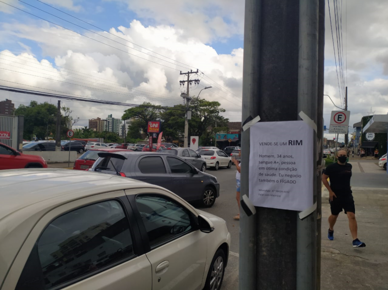 Um dos anúncios foi fixado em frente ao Hospital São José – Foto: Juliane Guerreiro/ND