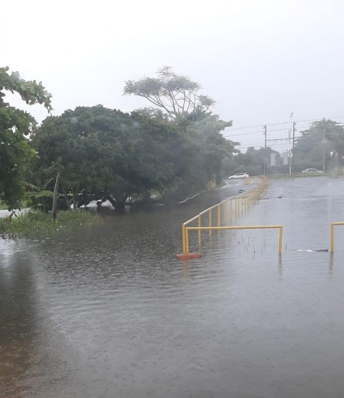Rio Capivari transbordou no estacionamento da Loja Milium – Foto: Internet/Divulgação/ND