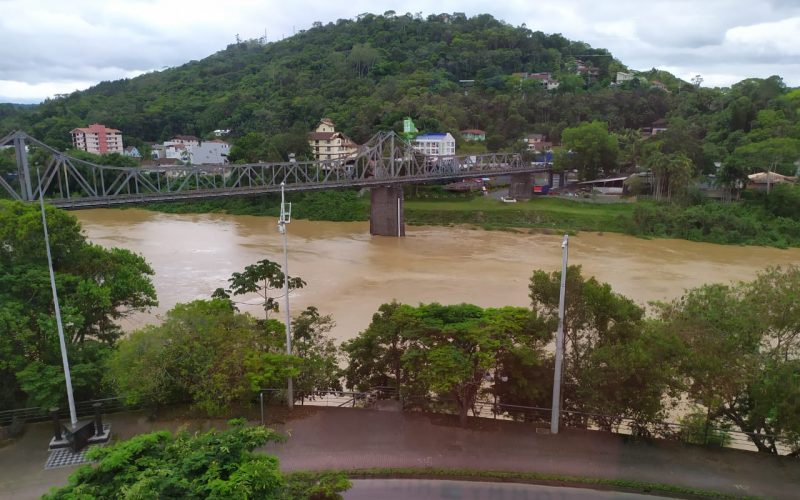 Rio Itaja&iacute;-A&ccedil;u em Blumenau pode atingir 6,2 metros nesta quinta – Foto: Divulga&ccedil;&atilde;o/ND