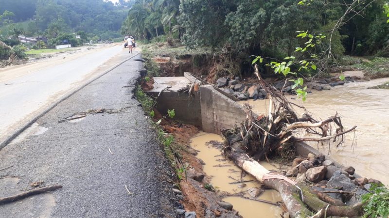 Desmoronamento do bordo da pista e lama em Aurora, SC-350; situação na rodovia também preocupa as autoridades &#8211; Foto: PMRv/Divulgação/ND