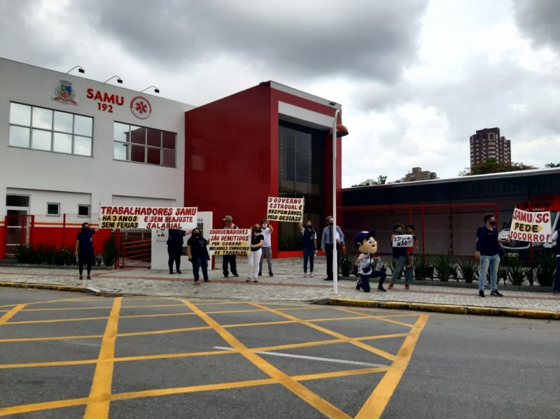 Profissionais do Samu fizeram manifesta&ccedil;&atilde;o em frente &agrave; unidade nesta segunda – Foto: Thiago Bonin/NDTV