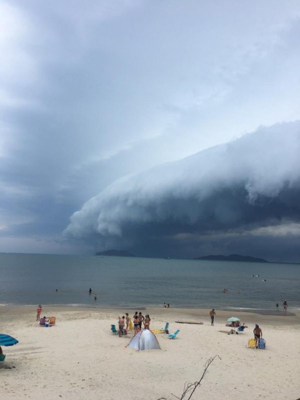 Nuvem perigosa se forma na Grande Florian&oacute;polis ap&oacute;s dia de calor. A Shelf Cloud, uma nuvem altamente tempestuosa, foi registrada na praia dos A&ccedil;ores, em Florian&oacute;polis, neste s&aacute;bado (12) – Foto: Marco Santiago/Divulga&ccedil;&atilde;o/ND