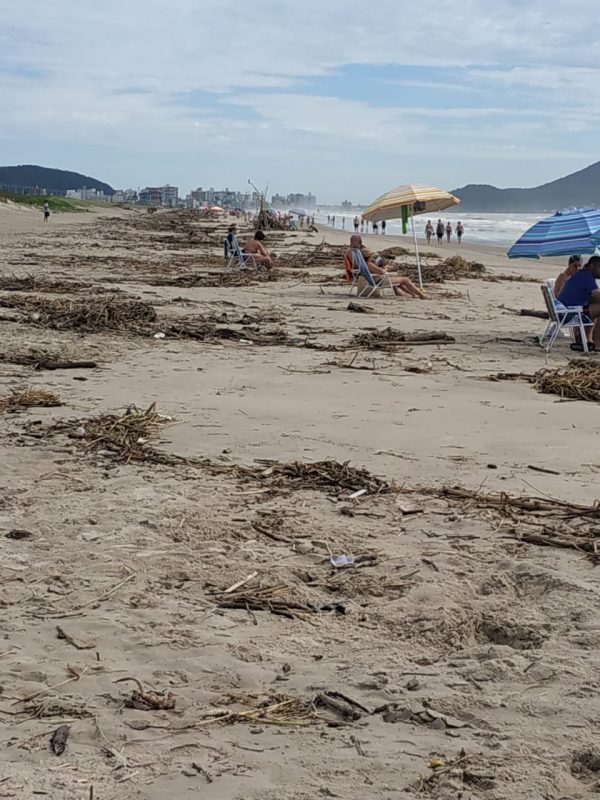 Moradores registraram a sujeira nas praias. – Foto: Gabriel Souza/ND