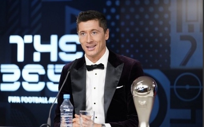 O ano de 2020 foi mágico para o atacante alemão Robert Lewandowski, do Bayern de Munique. Depois de ser eleito o melhor jogador do ano da Uefa, o alemão venceu o The Best e desbancou Cristiano Ronaldo e Messi para se tornar, pela primeira vez, o melhor jogador do mundo – Foto: The Best/Divulgação