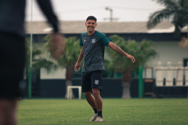 Patrick, capit&atilde;o e volante do Figueirense. Longe do gramado por um bom tempo. – Foto: Patrick Floriani/FFC