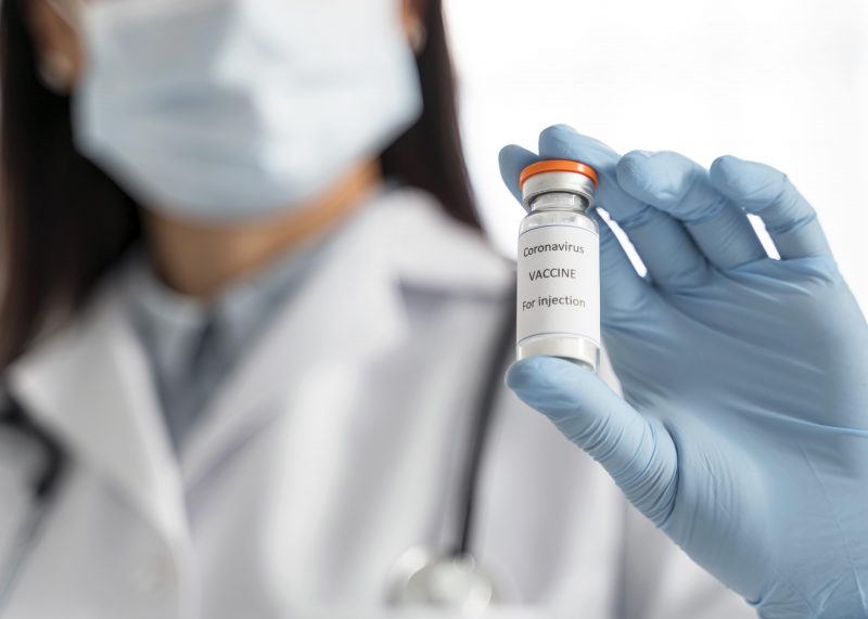 Médica segura um vidro de vacina contra Covid-19