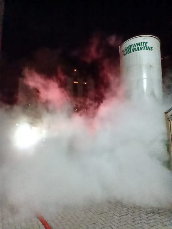 Vazamento de oxig&ecirc;nio no Hospital Marieta, em Itaja&iacute;, movimentou bombeiros nesta madrugada (24). – Foto: CBM/Divulga&ccedil;&atilde;o/ND
