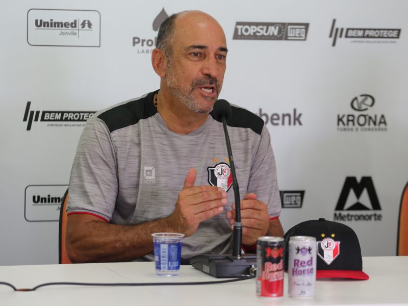 Vinícius Eutrópio comandou o primeiro treino na manhã desta segunda-feira (31) – Foto: Vitor Forcellini/Divulgação